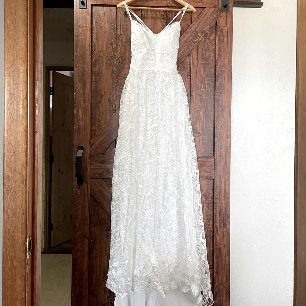 Wedding Dress never been worn, beautiful lace detailing.